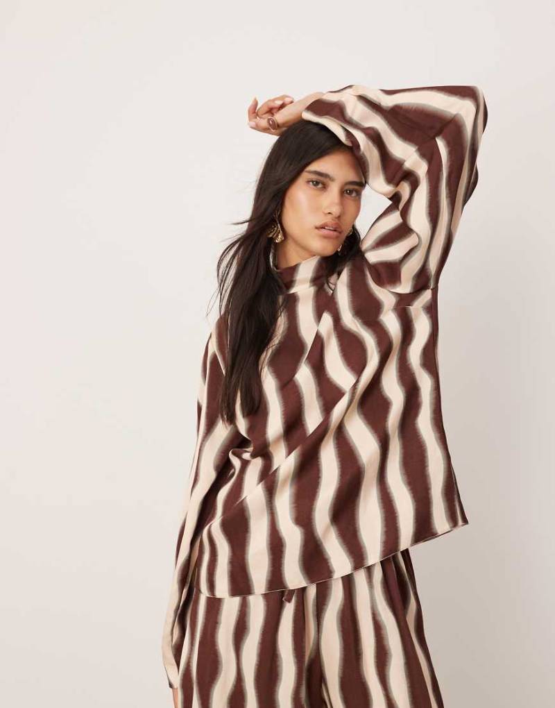 ASOS EDITION - Hochgeschlossenes Oversize-Oberteil in Schokobraun mit welligem Muster, Kombiteil-Bunt von ASOS EDITION
