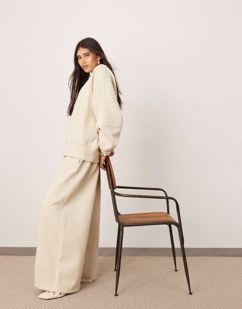 ASOS EDITION - Hochwertige Oversize-Jogginghose aus schwerem Material in Hellbeige mit weitem Schnitt und Ziernaht-Bunt von ASOS EDITION