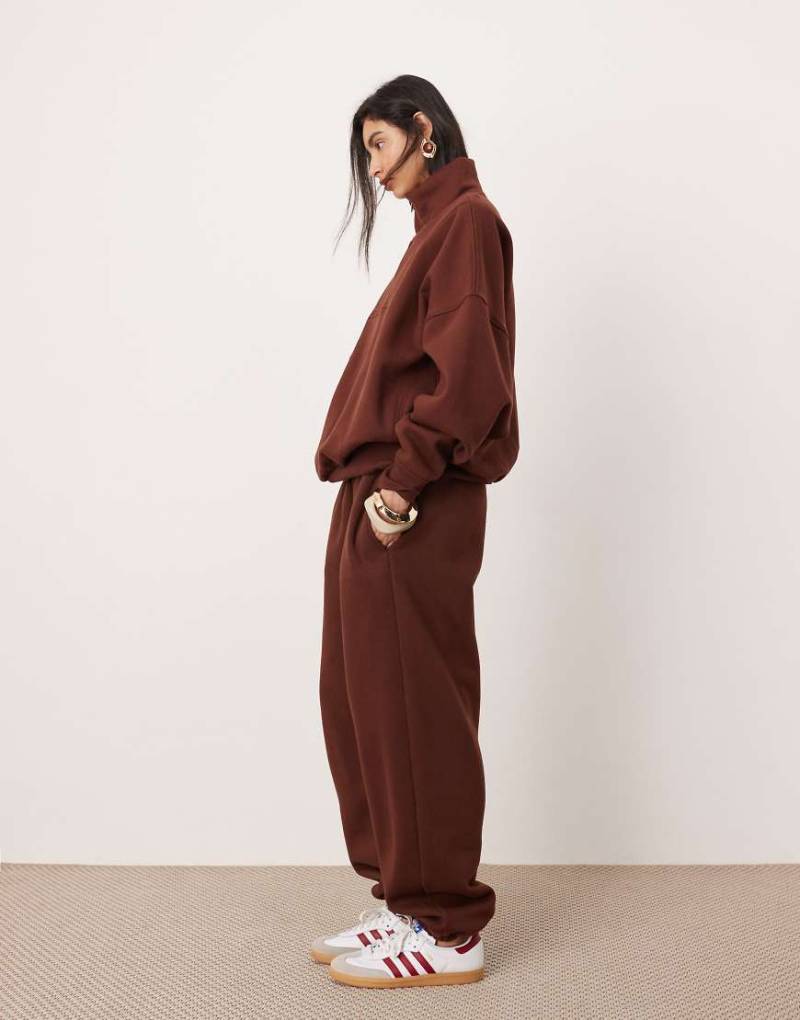 ASOS EDITION - Hochwertige Oversize-Jogginghose aus schwerem Stoff in Schokobraun von ASOS EDITION