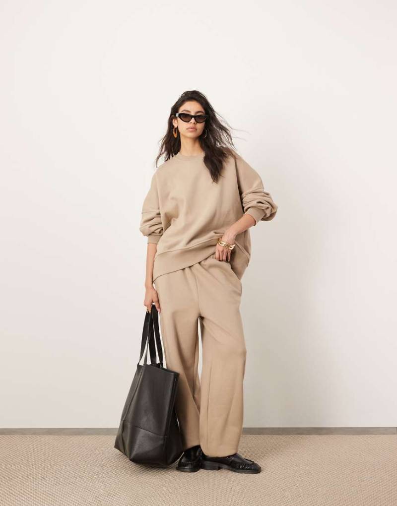 ASOS EDITION - Hochwertige Oversize-Jogginghose aus schwerem Stoff in Taupe-Neutral von ASOS EDITION