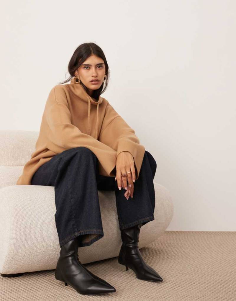 ASOS EDITION - Hochwertiger Pullover aus kompaktem Strick in Camel mit hohem Kragen-Neutral von ASOS EDITION