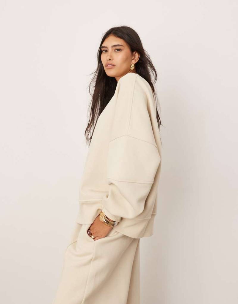 ASOS EDITION - Hochwertiges, schweres Sweatshirt in Hellbeige mit Ziernaht-Bunt von ASOS EDITION