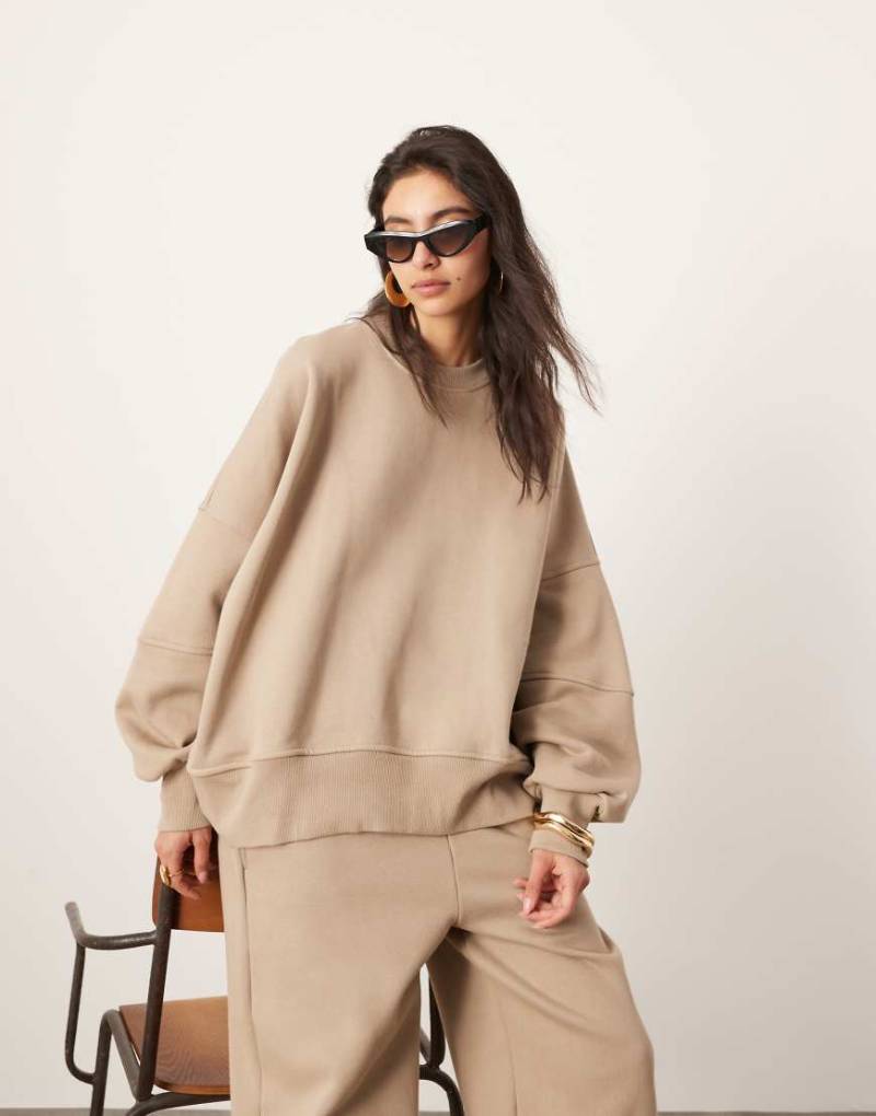 ASOS EDITION - Hochwertiges, schweres Sweatshirt in Taupe mit Ziernaht-Braun von ASOS EDITION