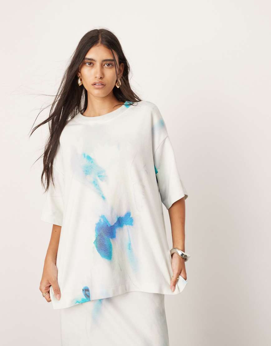 ASOS EDITION - Hochwertiges Oversize-T-Shirt aus schwerem, strukturiertem Jersey mit verschwommenem Print, Kombiteil-Bunt ASOS EDITION - Hochwertiges Oversize-T-Shirt aus schwerem, strukturiertem Jersey mit verschwommenem Print, Kombiteil-Bunt von ASOS EDITION