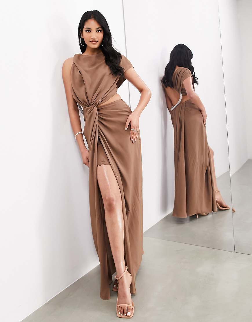 ASOS EDITION - Hochwertiges Satin-Maxikleid in Mokka mit einseitigem strassbesetztem Detail im Seil-Design am Ausschnitt-Schwarz ASOS EDITION - Hochwertiges Satin-Maxikleid in Mokka mit einseitigem strassbesetztem Detail im Seil-Design am Ausschnitt-Schwarz von ASOS EDITION