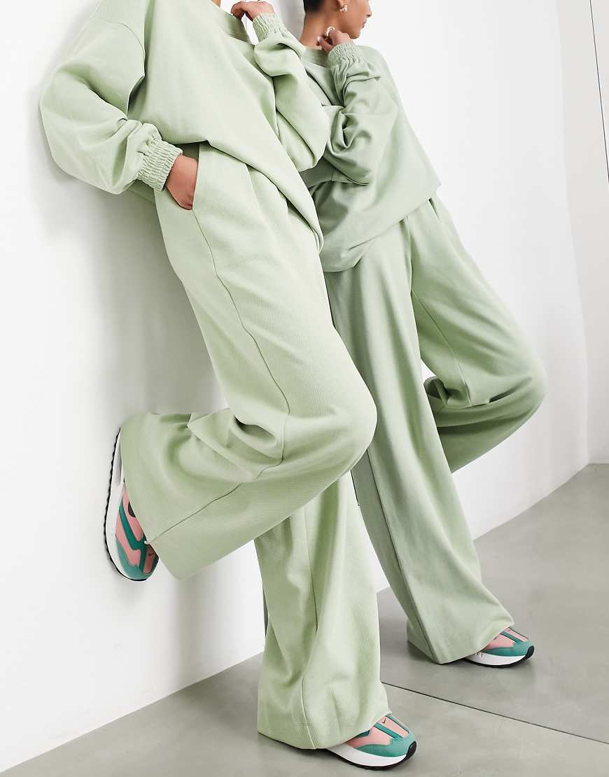 ASOS EDITION - Hose mit hohem Bund aus strukturiertem Jersey in Salbeigrün von ASOS EDITION