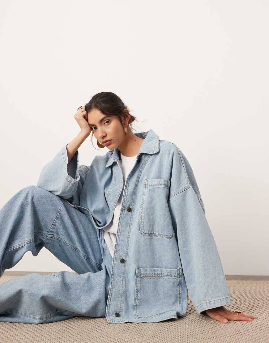 ASOS EDITION - Jeans-Hemdjacke in gebleichtem Blau mit maskulinem Oversize-Schnitt von ASOS EDITION