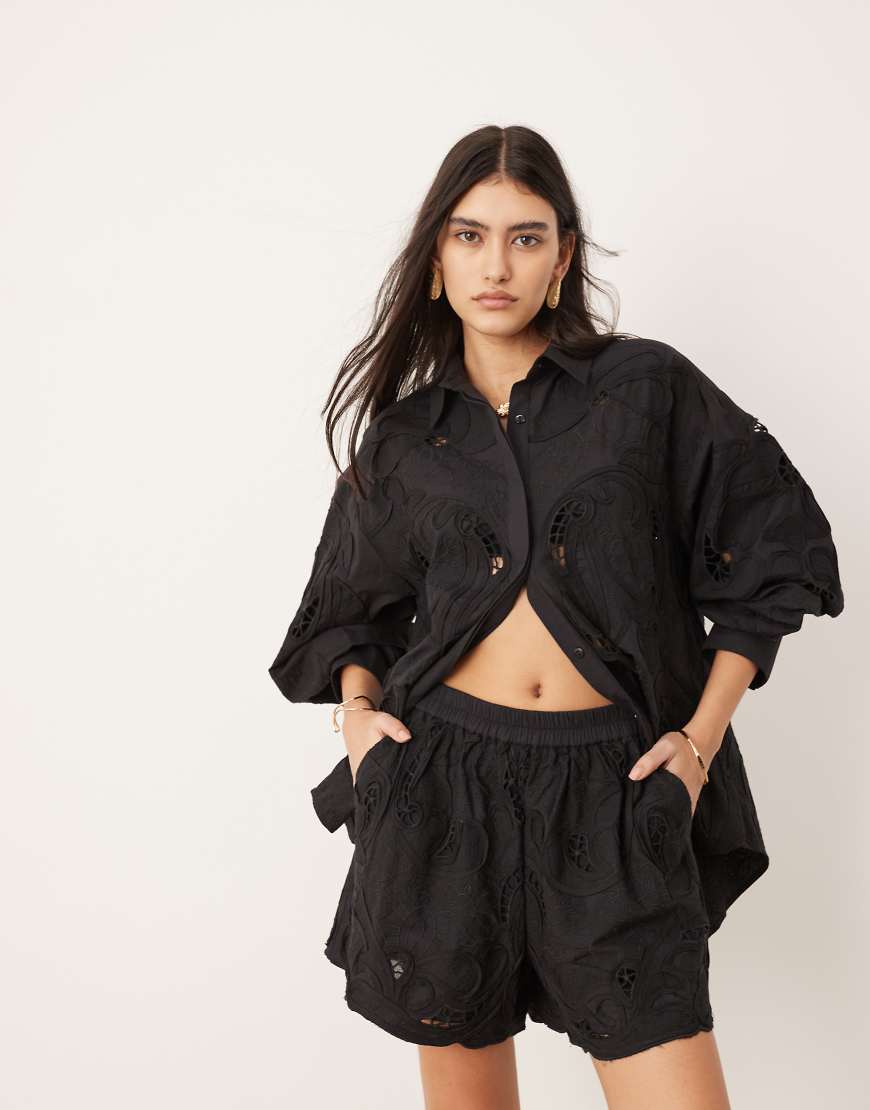 ASOS EDITION - Kastige Shorts in Schwarz mit Lochstickerei, Kombiteil-Weiß ASOS EDITION - Kastige Shorts in Schwarz mit Lochstickerei, Kombiteil-Weiß von ASOS EDITION