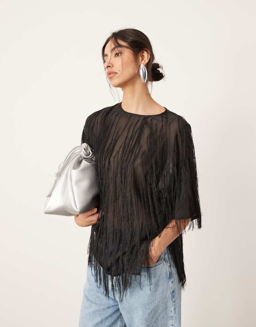 ASOS EDITION - Kastiges Oberteil in Schwarz mit Fransendetail aus Webmaterial-Bunt ASOS EDITION - Kastiges Oberteil in Schwarz mit Fransendetail aus Webmaterial-Bunt von ASOS EDITION