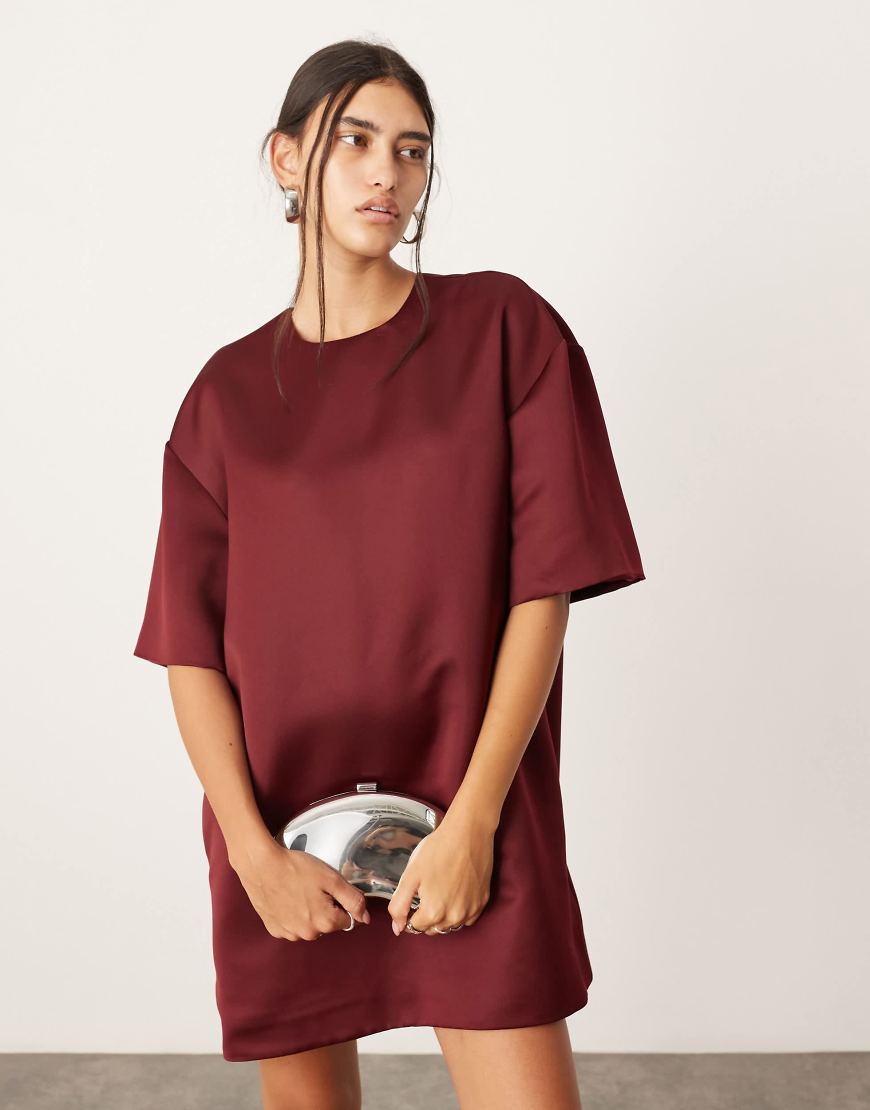 ASOS EDITION - Kastiges T-Shirt-Minikleid aus Satin in Weinrot mit Struktur von ASOS EDITION