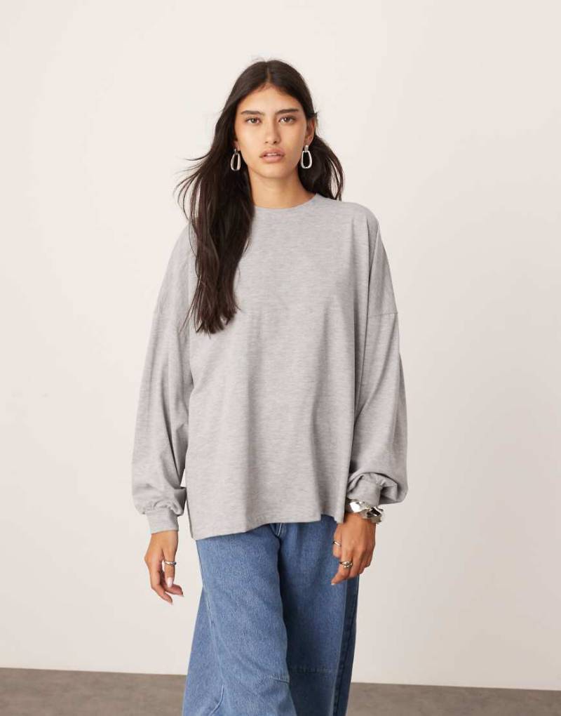 ASOS EDITION - Langärmliges, hochwertiges Shirt aus schwerer Baumwolle in meliertem Grau mit Ziernaht von ASOS EDITION