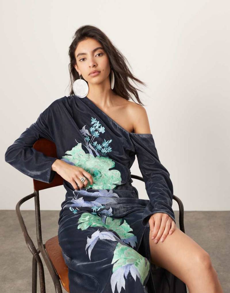 ASOS EDITION - Langärmliges, schulterfreies Samt-Midikleid in Grau mit Blumenstickerei-Rot von ASOS EDITION