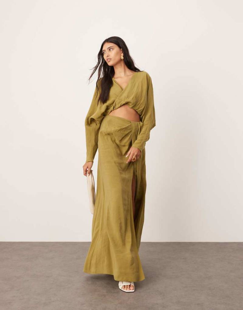 ASOS EDITION - Langärmliges Maxikleid in Olivgrün mit Drapierung ASOS EDITION - Langärmliges Maxikleid in Olivgrün mit Drapierung von ASOS EDITION