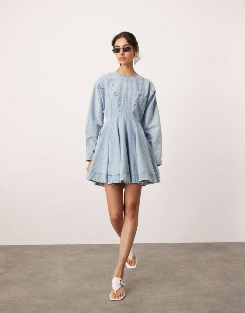 ASOS EDITION - Langärmliges Mini-Jeanskleid in blauer Bleichwaschung mit Ziernaht von ASOS EDITION