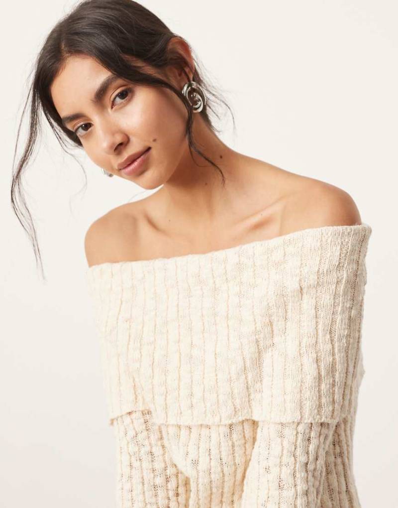 ASOS EDITION - Langärmliges Strickoberteil in Cremeweiß mit Carmen-Ausschnitt und mehrlagigem Design, Kombiteil von ASOS EDITION