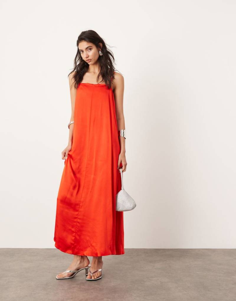 ASOS EDITION - Markantes Camisole-Maxikleid in Rot mit Riemchenträgern von ASOS EDITION