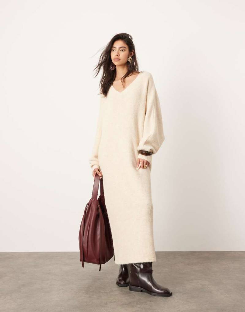 ASOS EDITION - Maxi-Strickkleid in Hellbeige mit V-Ausschnitt-Weiß von ASOS EDITION