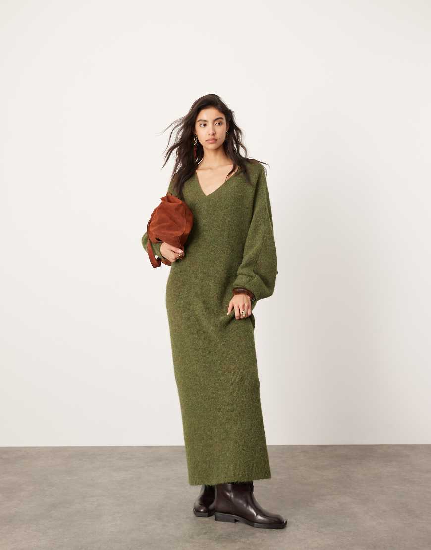 ASOS EDITION - Maxi-Strickkleid in Khakigrün mit V-Ausschnitt von ASOS EDITION