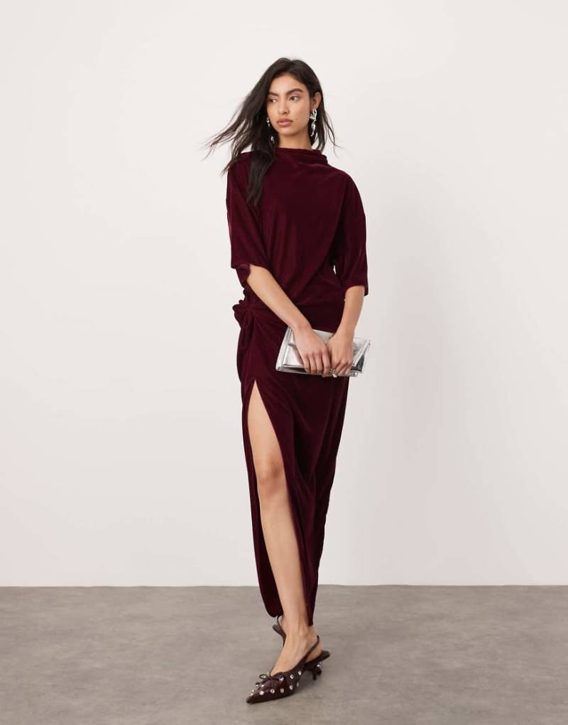 ASOS EDITION - Maxi-T-Shirt-Kleid aus Samt in Burgunderrot mit verdrehter Taille-Goldfarben von ASOS EDITION