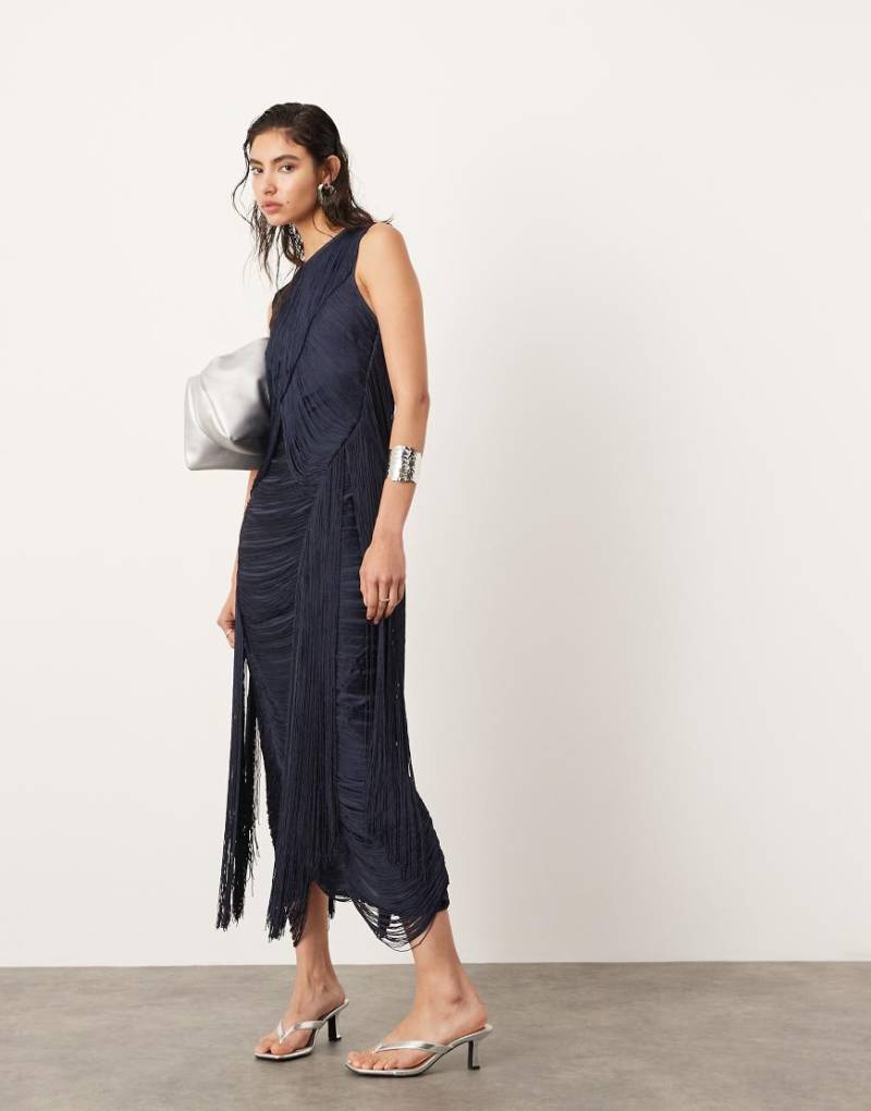 ASOS EDITION - Maxikleid in Dunkelblau mit Zickzack-Fransen-Bunt von ASOS EDITION