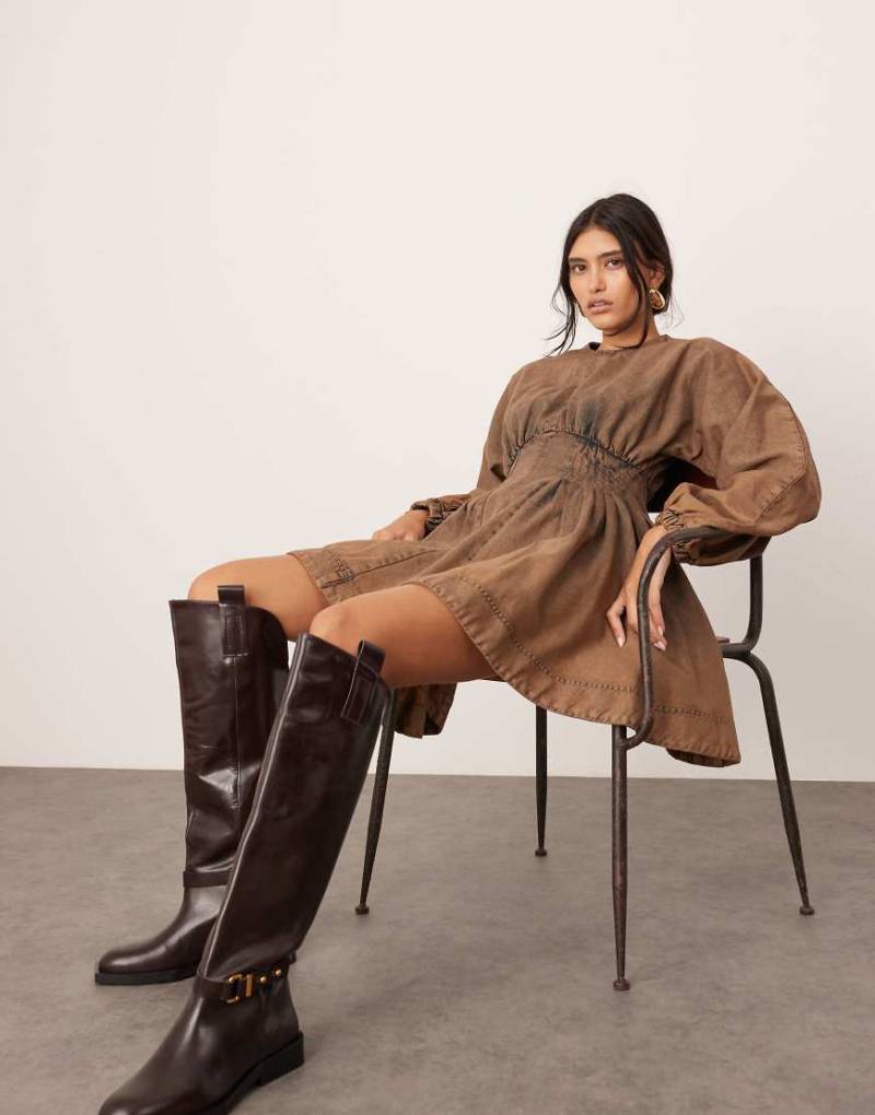 ASOS EDITION - Mini-Jeanskleid in rostbrauner Acid-Waschung mit Ballonärmeln und plissierter Taille von ASOS EDITION