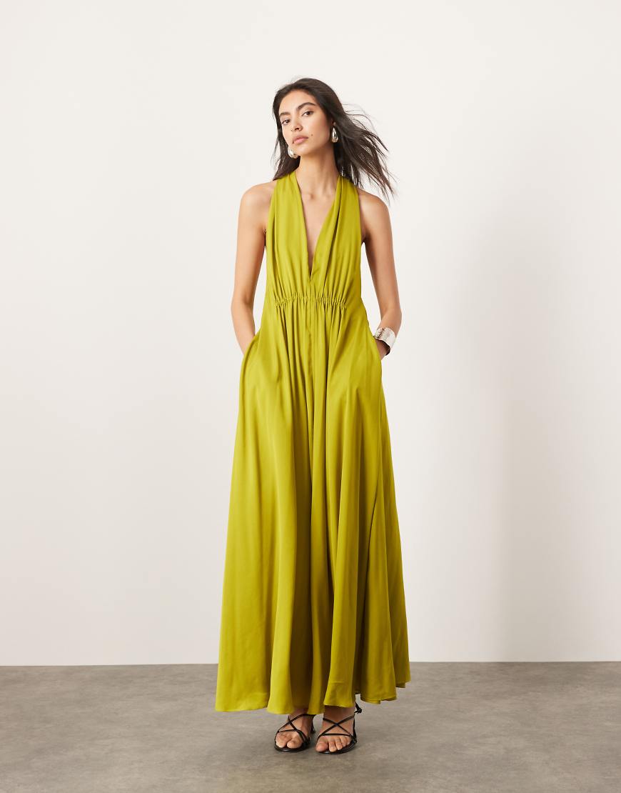 ASOS EDITION - Neckholder-Maxikleid aus Satin in Hellgrün mit Taschen und Raffung-Bunt von ASOS EDITION