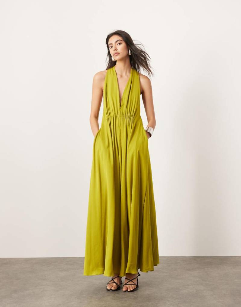 ASOS EDITION - Neckholder-Maxikleid aus Satin in Hellgrün mit Taschen und Raffung-Bunt ASOS EDITION - Neckholder-Maxikleid aus Satin in Hellgrün mit Taschen und Raffung-Bunt von ASOS EDITION