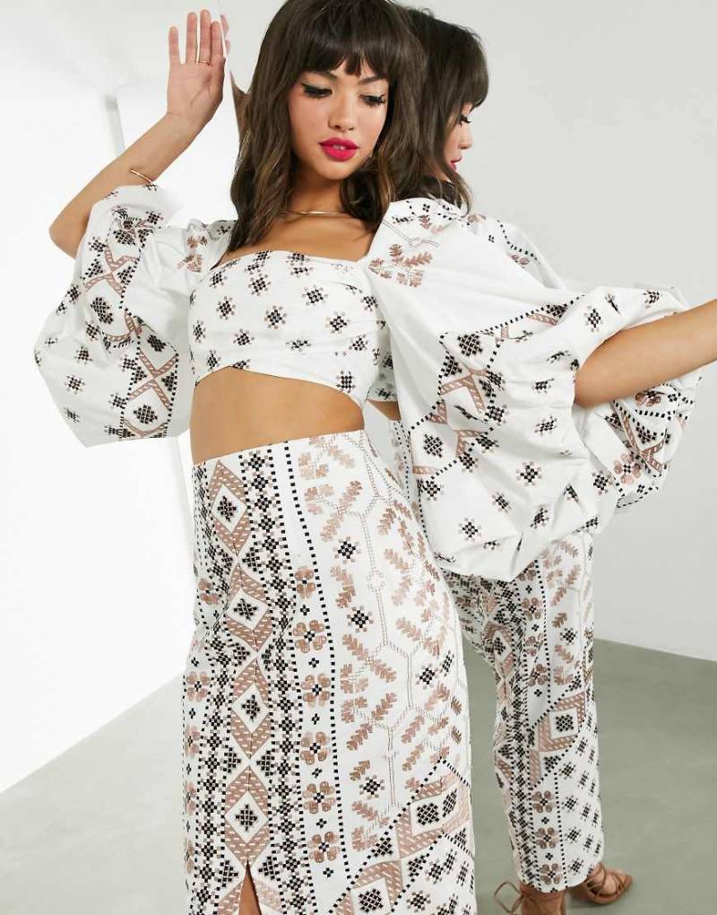 ASOS EDITION - Oberteil in Weiß mit Mosaik-Stickerei und Puffärmeln von ASOS EDITION