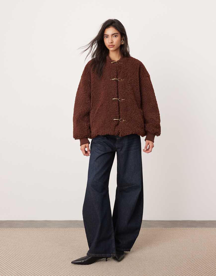 ASOS EDITION - Oversize-Bomberjacke aus Teddyfell in Schokobraun mit Schnallendetail von ASOS EDITION
