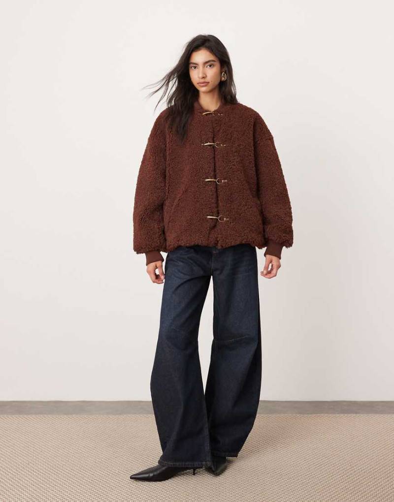 ASOS EDITION - Oversize-Bomberjacke aus Teddyfell in Schokobraun mit Schnallendetail von ASOS EDITION