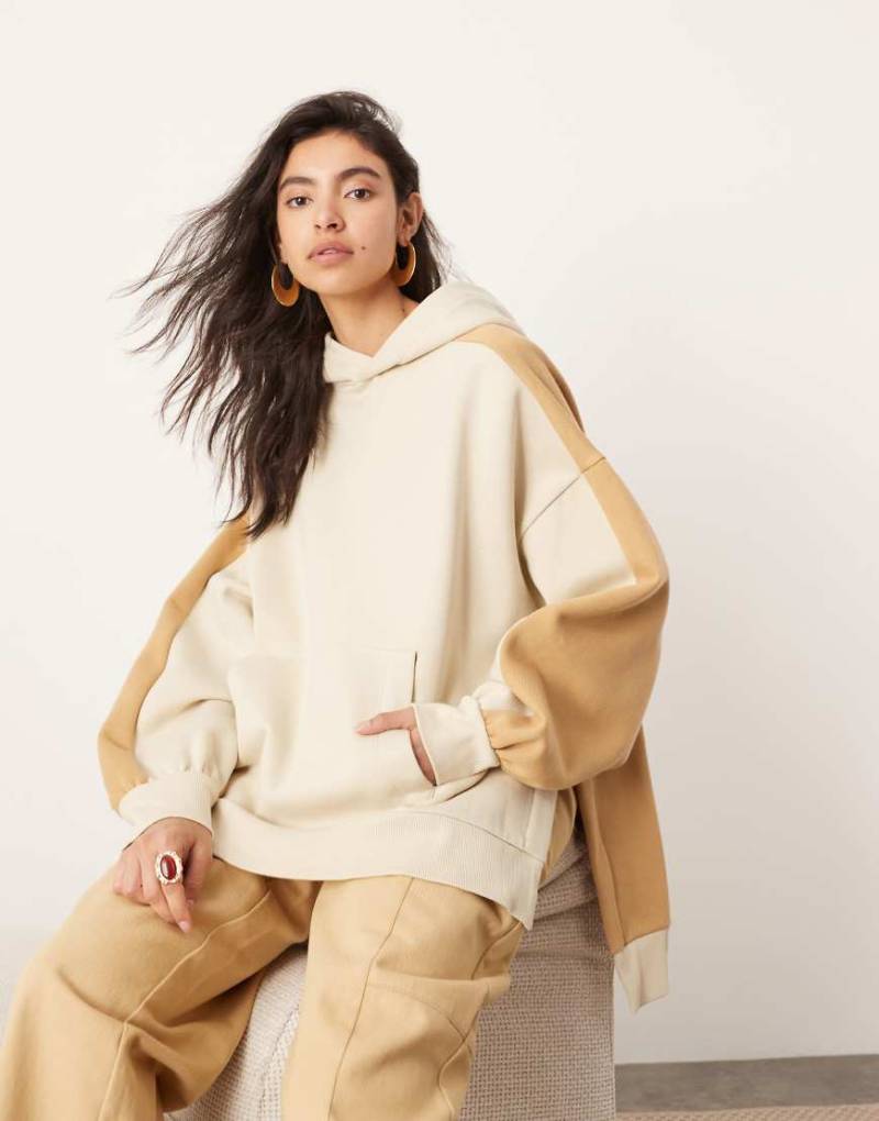 ASOS EDITION - Oversize-Kapuzenpullover in Kamelbraun und Hellbeige mit Saumschlitz und Blockfarben-Design-Bunt von ASOS EDITION