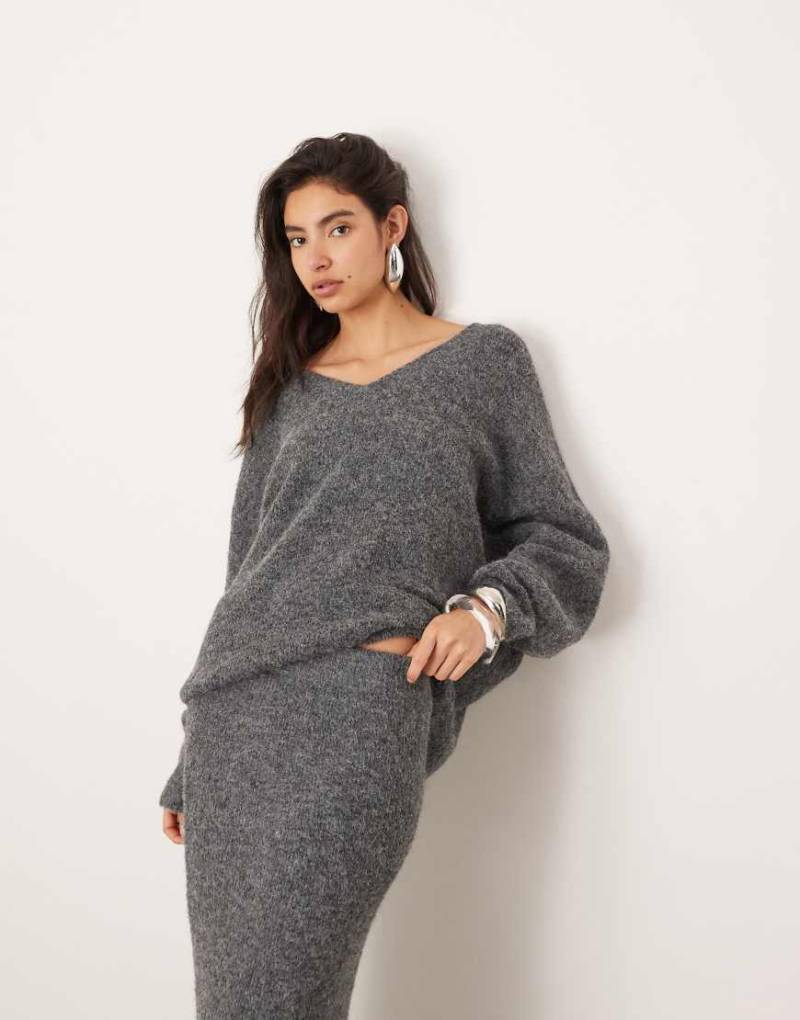 ASOS EDITION - Oversize-Strickpullover in Anthrazit mit V-Ausschnitt, Kombiteil-Grau von ASOS EDITION