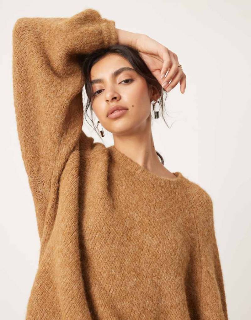 ASOS EDITION - Oversize-Strickpullover in Camel mit Rundhalsausschnitt-Braun von ASOS EDITION