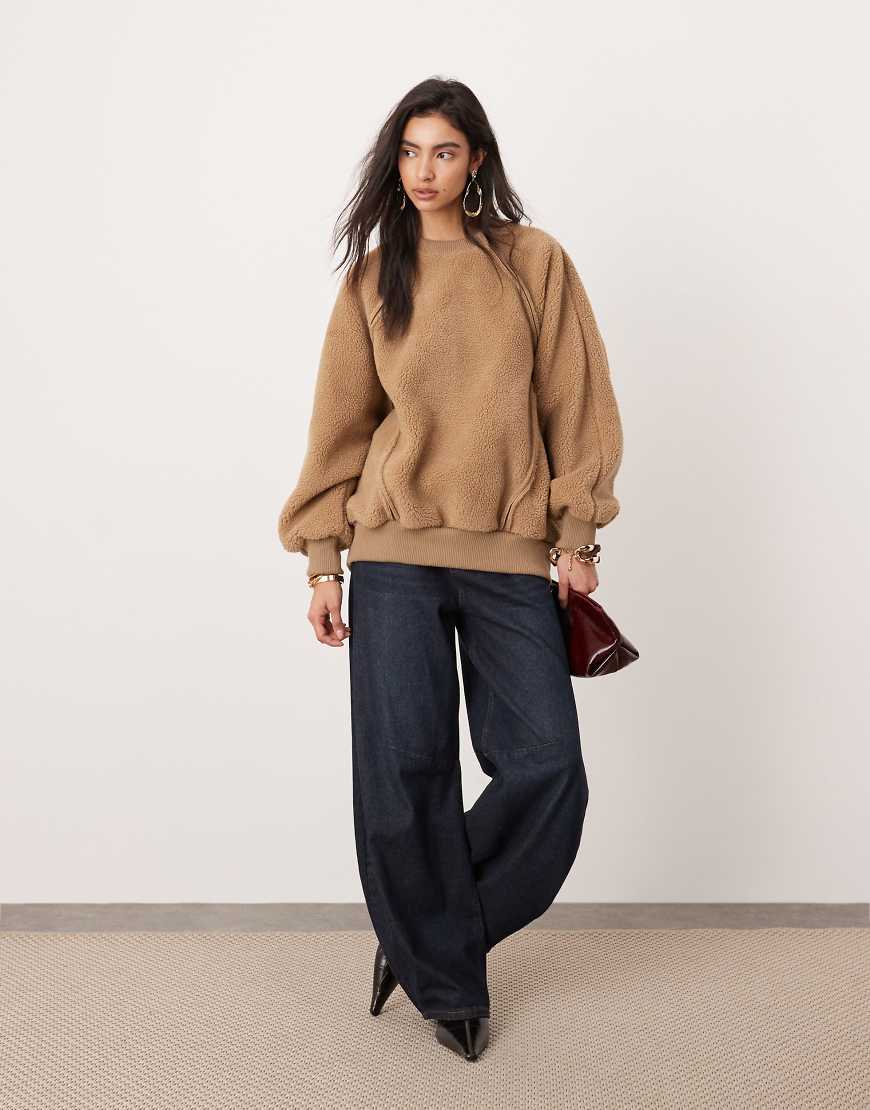 ASOS EDITION - Oversize-Sweatshirt aus Teddyfell in Taupe mit verstärktem Design-Neutral ASOS EDITION - Oversize-Sweatshirt aus Teddyfell in Taupe mit verstärktem Design-Neutral von ASOS EDITION