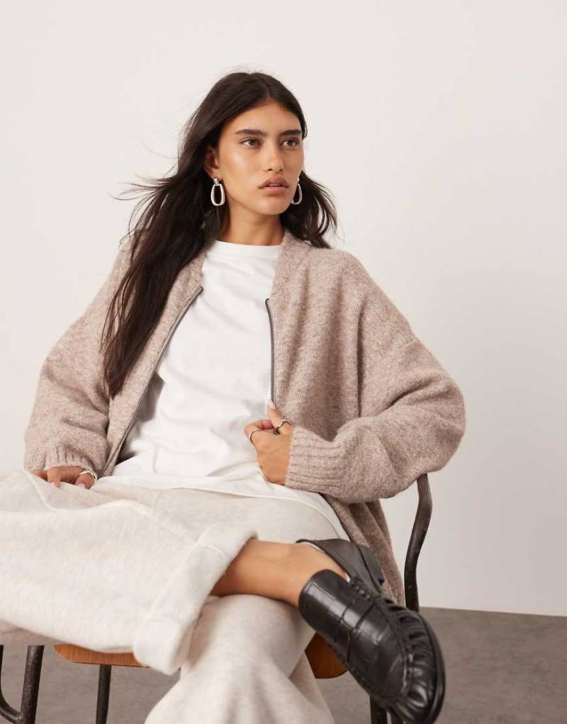 ASOS EDITION - Pullover aus kompaktem Strick in Hellbeige mit durchgehendem Reißverschluss-Bunt von ASOS EDITION