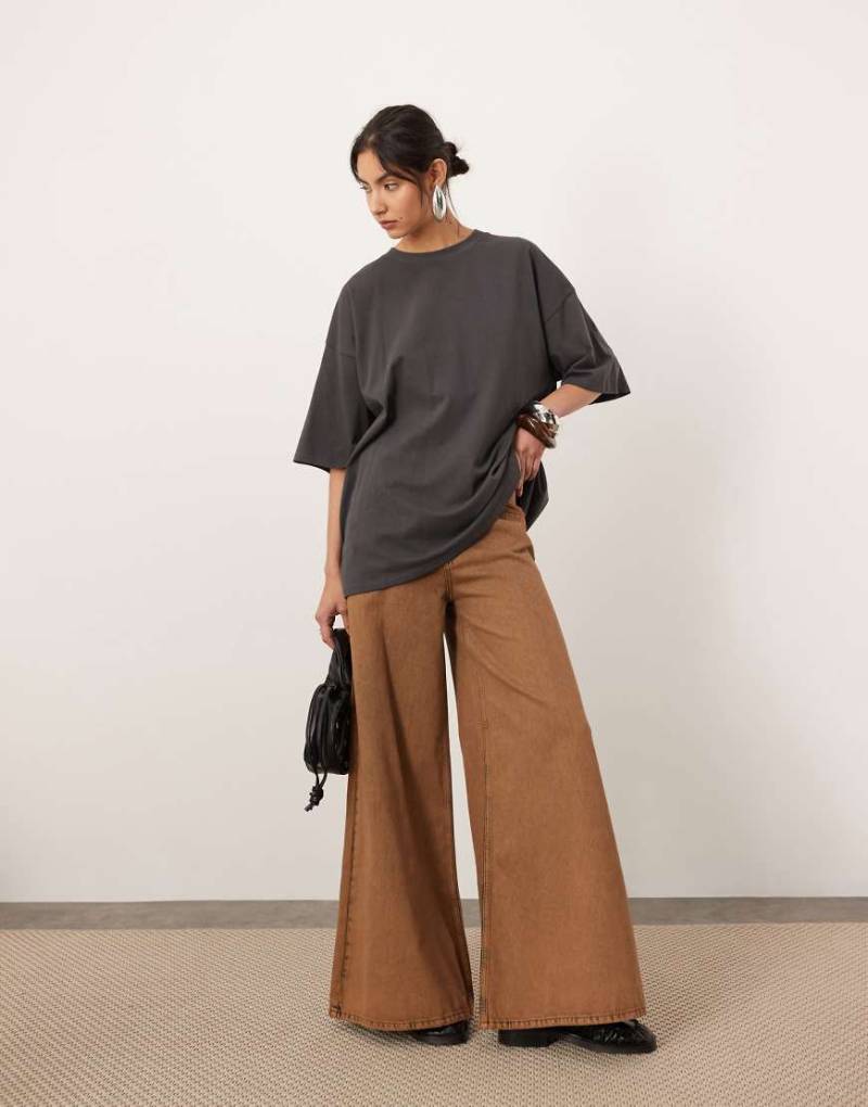 ASOS EDITION - Reece - Denim-Jeans in rostroter Acid-Waschung mit hohem Bund und weitem Schnitt-Braun von ASOS EDITION