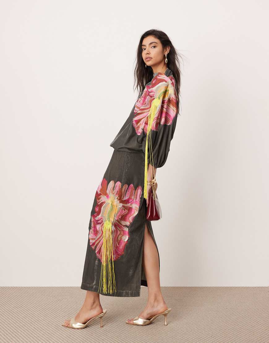 ASOS EDITION - Samt-Maxikleid in Anthrazit mit Stickerei und Fransendetail-Grau ASOS EDITION - Samt-Maxikleid in Anthrazit mit Stickerei und Fransendetail-Grau von ASOS EDITION