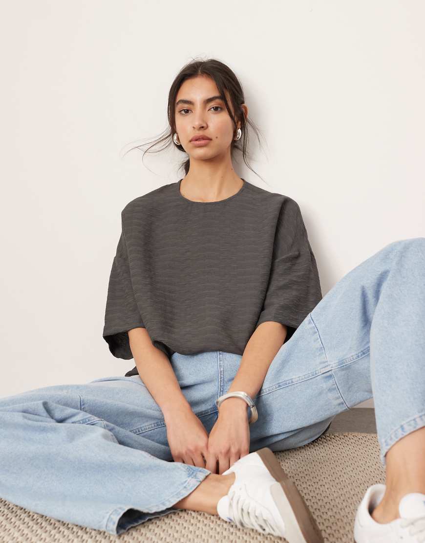 ASOS EDITION - Strukturiertes, kastiges T-Shirt aus Webstoff in Anthrazit-Bunt von ASOS EDITION