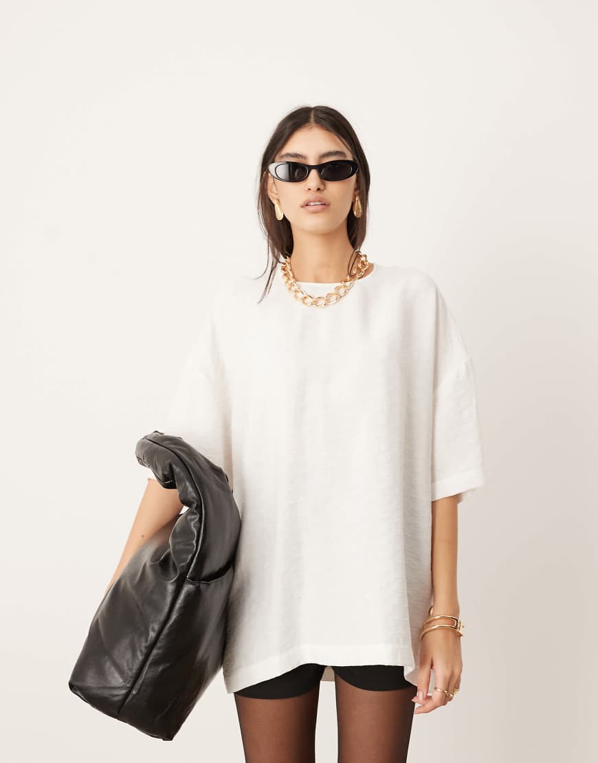 ASOS EDITION - Strukturiertes, kastiges T-Shirt aus Webstoff in Weiß ASOS EDITION - Strukturiertes, kastiges T-Shirt aus Webstoff in Weiß von ASOS EDITION