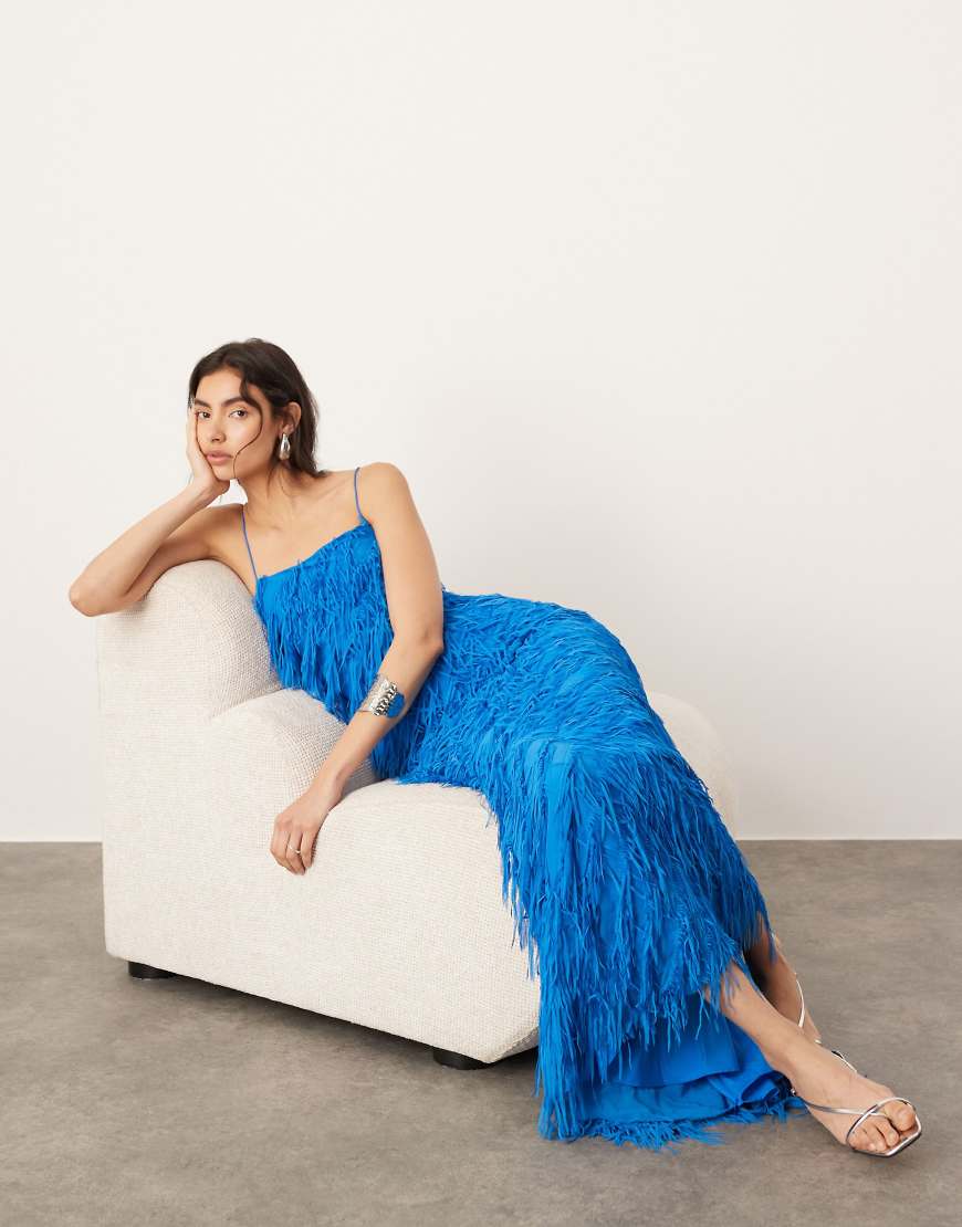 ASOS EDITION - Strukturiertes Maxi-Trägerkleid in Blau mit tiefem Rückenausschnitt und Fransenbesatz von ASOS EDITION