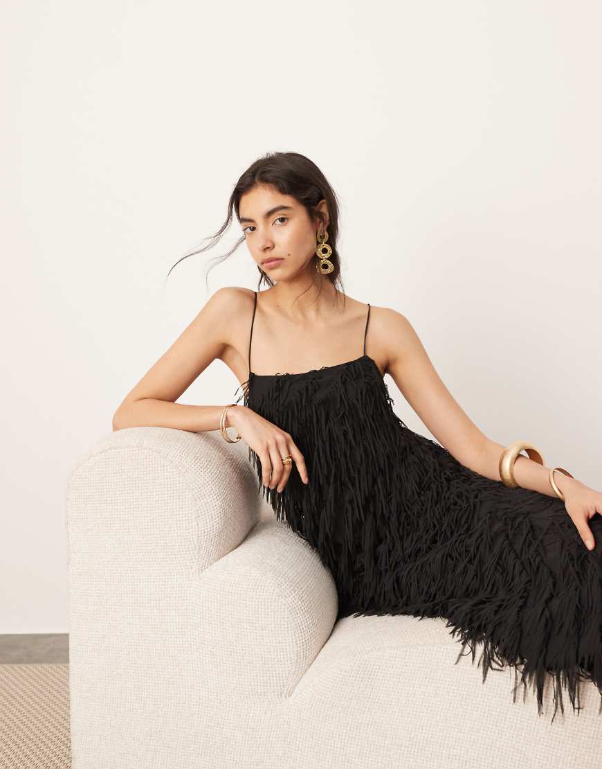 ASOS EDITION - Strukturiertes Maxi-Trägerkleid in Schwarz mit tiefem Rückenausschnitt und Fransenbesatz von ASOS EDITION