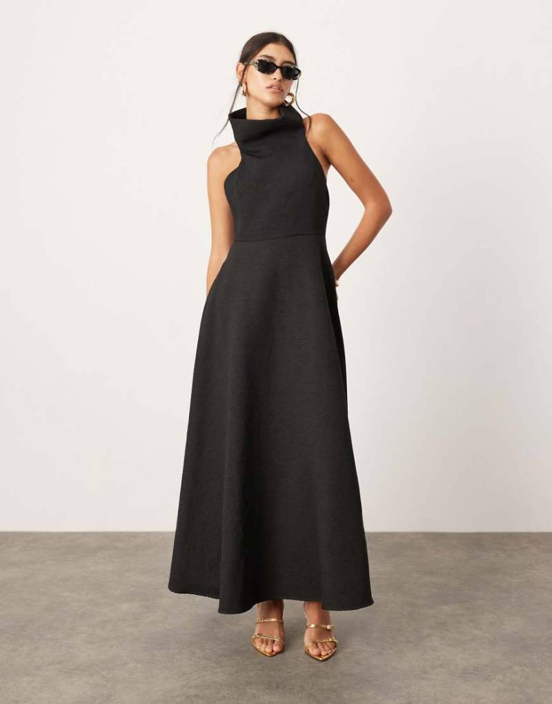 ASOS EDITION - Strukturiertes Maxikleid in Schwarz mit A-Linien-Schnitt und auffälligem Neckholder-Träger von ASOS EDITION