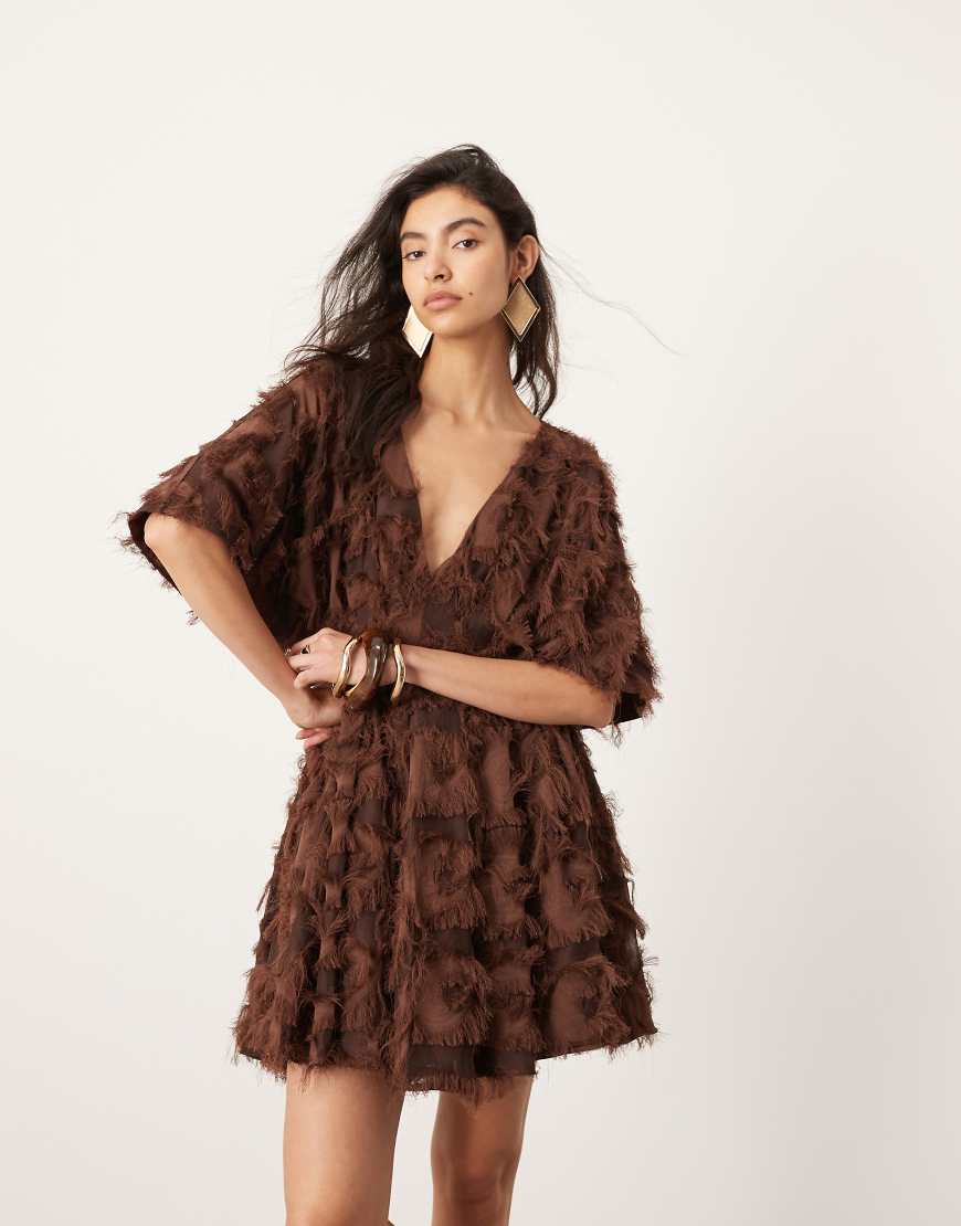 ASOS EDITION - Strukturiertes Minikleid in Schokoladenbraun mit Faltenrock und geraffter Taille-Bunt ASOS EDITION - Strukturiertes Minikleid in Schokoladenbraun mit Faltenrock und geraffter Taille-Bunt von ASOS EDITION