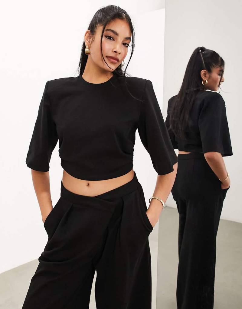 ASOS EDITION - T-Shirt aus hochwertigem Jersey in Schwarz mit kurzem Schnitt und Schulterpolstern von ASOS EDITION