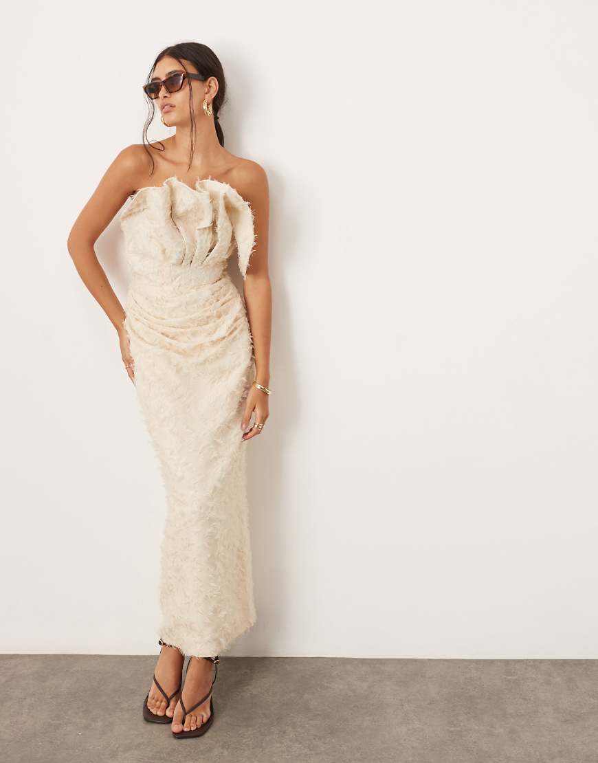 ASOS EDITION - Trägerloses, drapiertes Maxikleid in strukturiertem Cremeweiß von ASOS EDITION