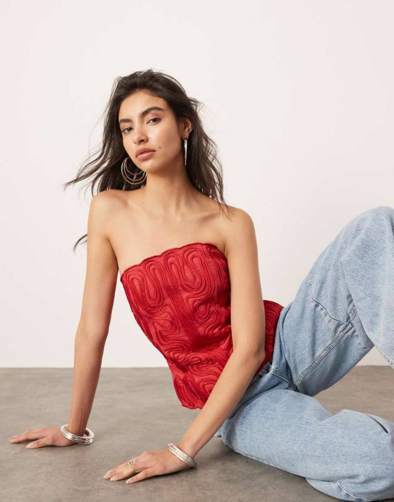 ASOS EDITION - Trägerloses Oberteil in Kirschrot mit strukturierter Cornelli-Stickerei von ASOS EDITION