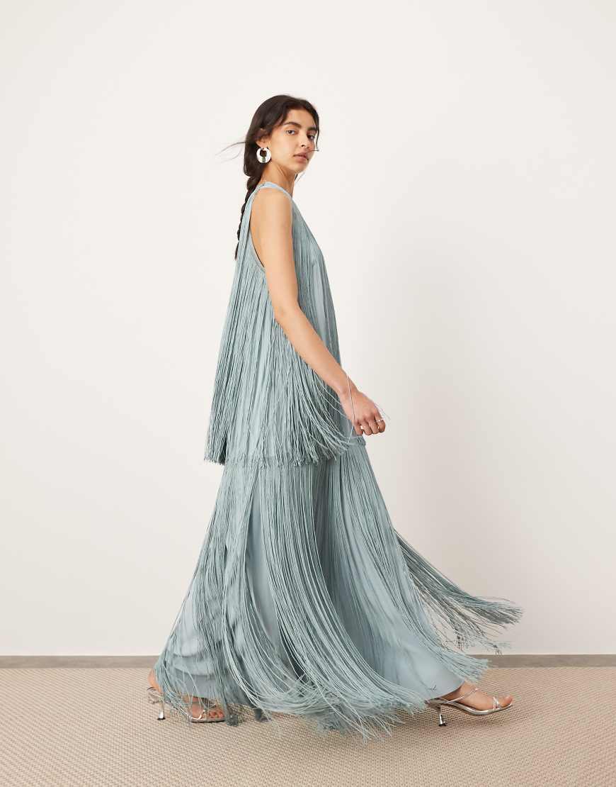 ASOS EDITION - Ultimate - Maxikleid in Puderblau mit Ringerrücken und Fransenbesatz ASOS EDITION - Ultimate - Maxikleid in Puderblau mit Ringerrücken und Fransenbesatz von ASOS EDITION