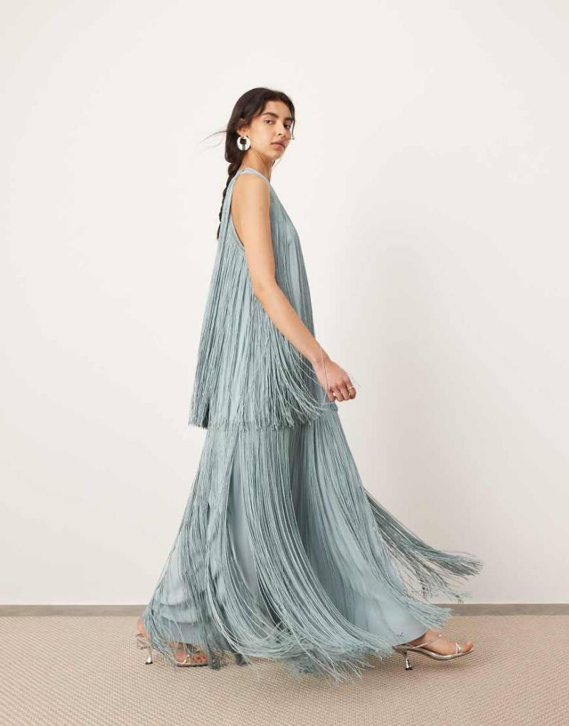 ASOS EDITION - Ultimate - Maxikleid in Puderblau mit Ringerrücken und Fransenbesatz von ASOS EDITION