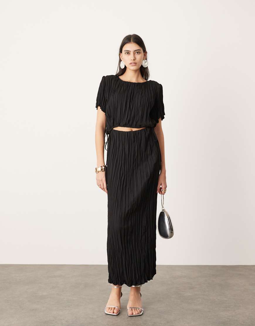 ASOS EDITION - Wadenlanger Plissee-Rock in strukturiertem Schwarz, Kombiteil-Braun von ASOS EDITION