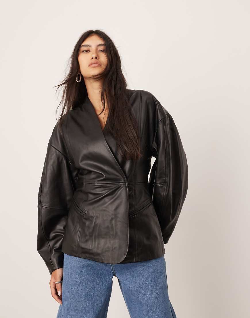 ASOS EDITION - Weiche, taillierte Lederjacke in Schwarz mit ovalen Ärmeln ASOS EDITION - Weiche, taillierte Lederjacke in Schwarz mit ovalen Ärmeln von ASOS EDITION
